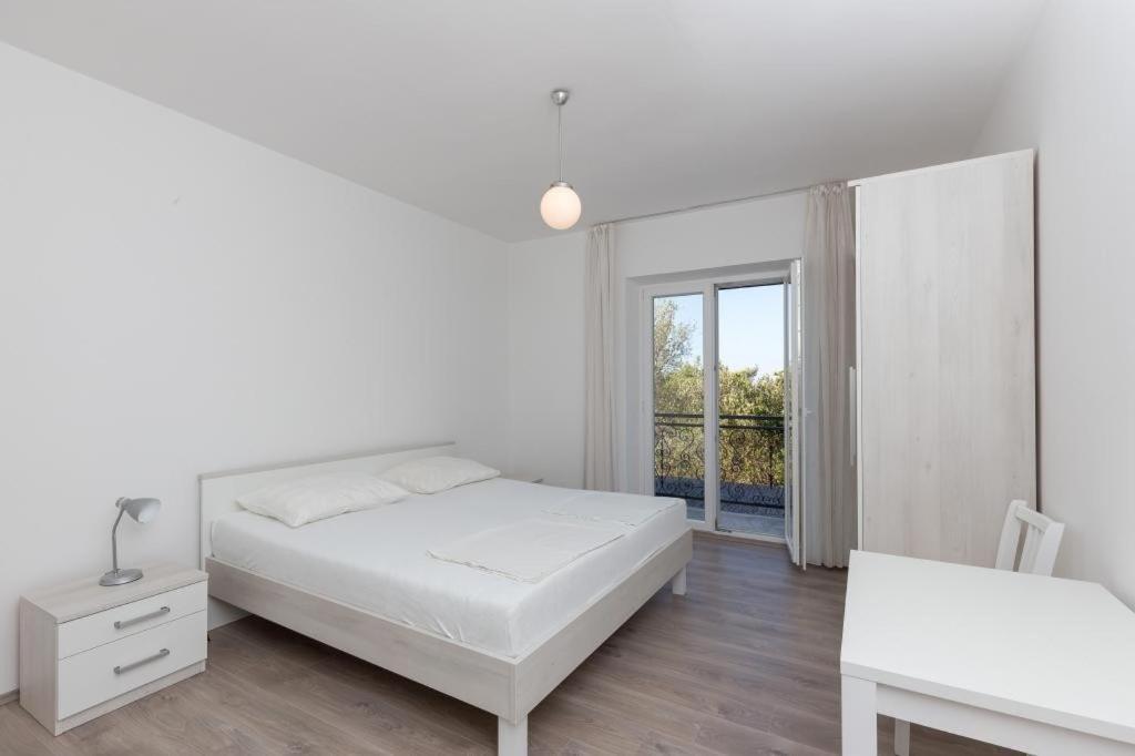 Rooms Villa Basica Saplunara Bilik gambar
