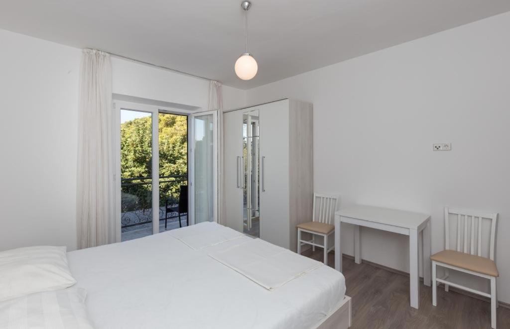 Rooms Villa Basica Saplunara Bilik gambar